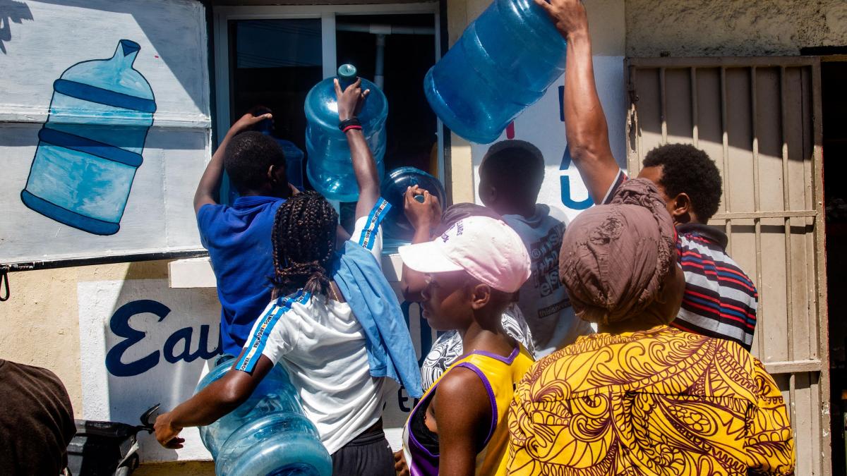 Criza din Haiti ia amploare: localnicii se luptă cu polițiștii și jefuiesc