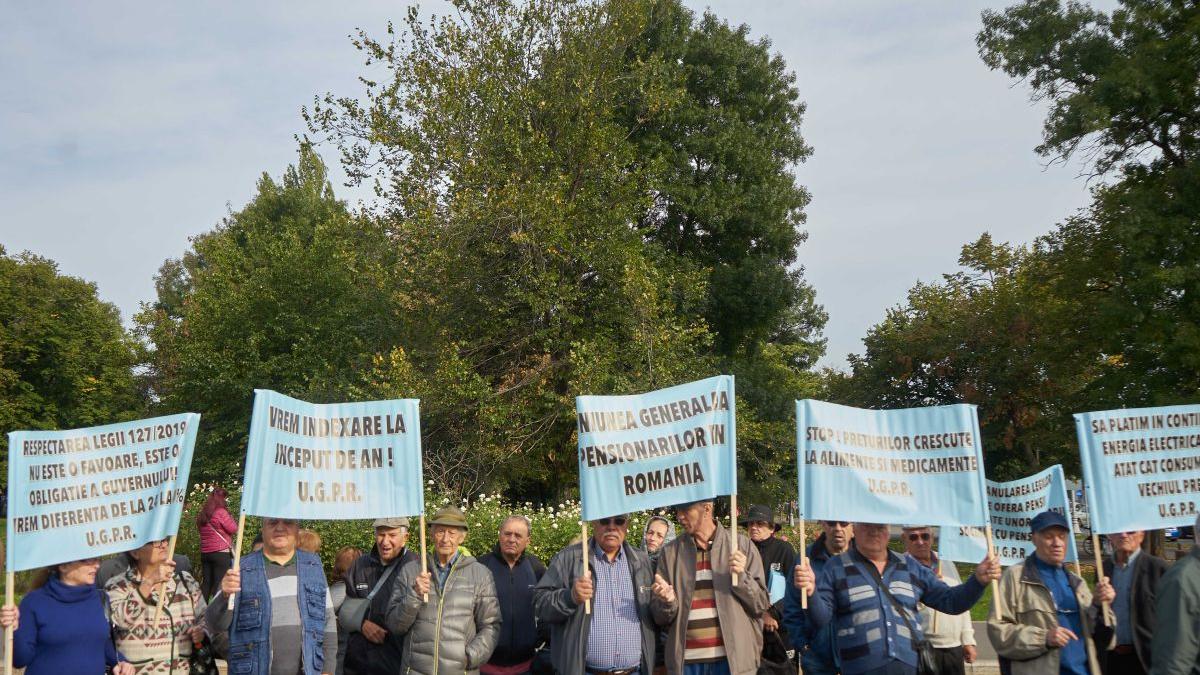Proteste ale pensionarilor la geamul premierului Ciucă. Protestatarii solicită majorarea pensiilor cu 26%