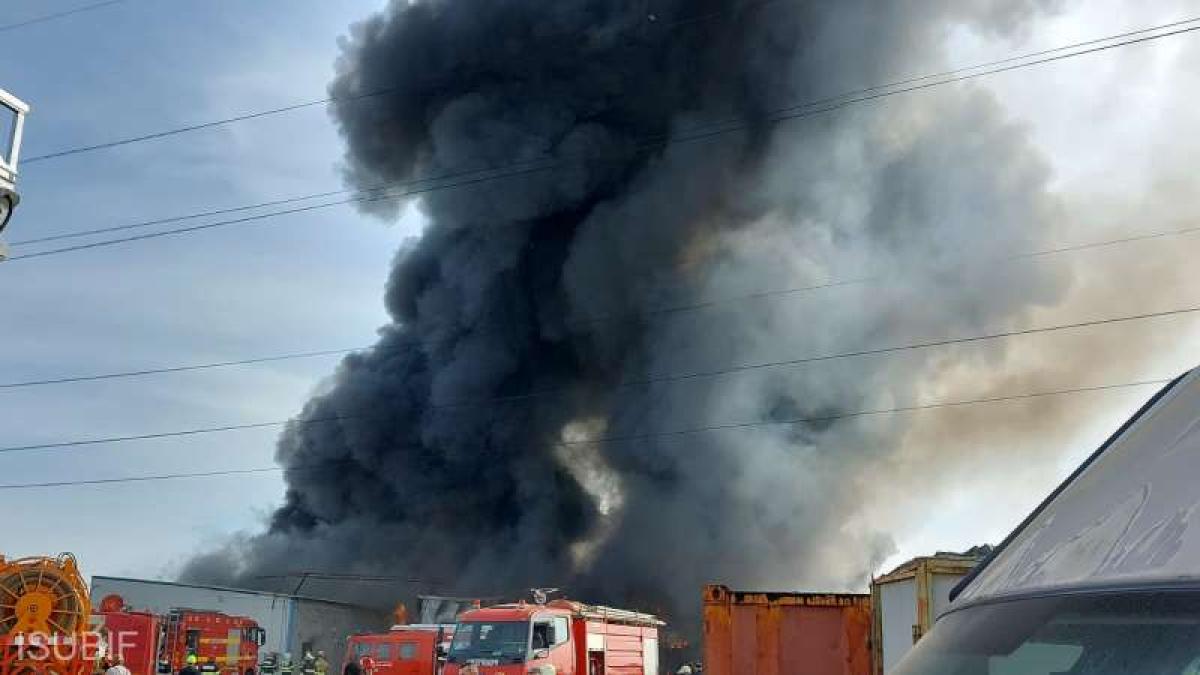 update incendiu puternic in voluntari flacarile au cuprins un depozit si se aud explozii din interior se masoara calitatea aerului