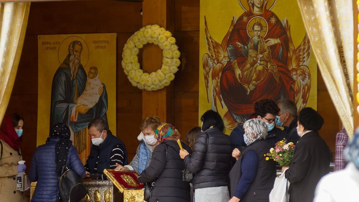 Circa 13.500 de persoane au așteptat noaptea trecută în frig pentru a se închina la moaștele Sf. Parascheva