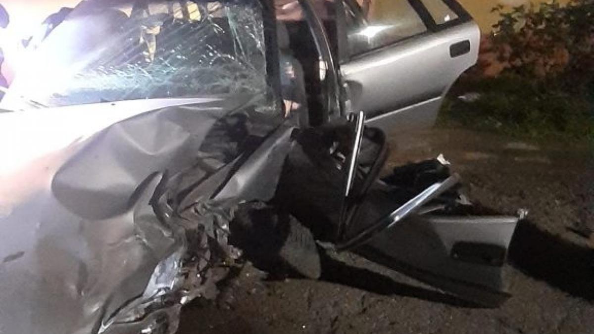 Accident în Hunedoara. Doi șoferi băuți au fost răniți, după ce maşinile lor s-au ciocnit pe un drum județean