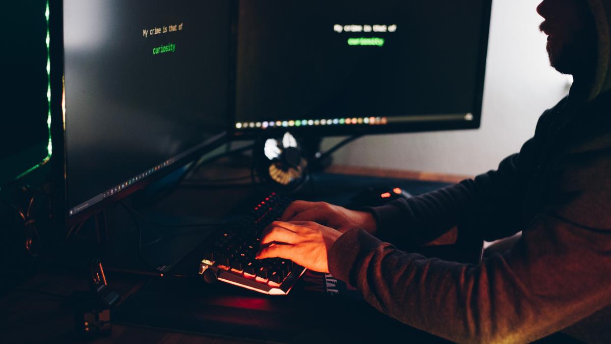 O nouă escrocherie pe internet. Metoda "Generalul" scoate sume URIAȘE de bani din buzunarele femeilor singure