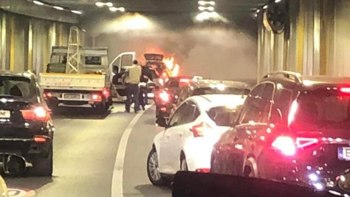 Update Panică în Pasajul Unirii - o mașină a luat foc. Incendiul a fost stins complet