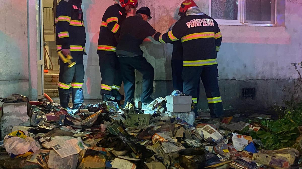 Incendiu la un apartament din Năvodari! 14 persoane au fost evacuate, iar un bătrân a ajuns la spital