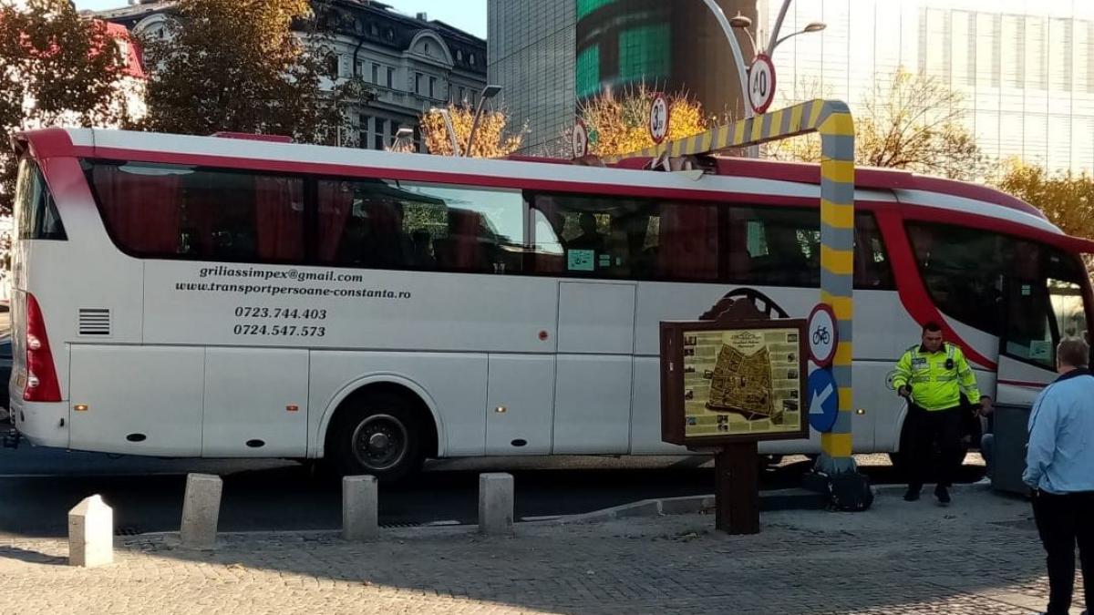 Un nou incident la Pasajul Unirii din Capitală. Un alt autocar a rămas blocat