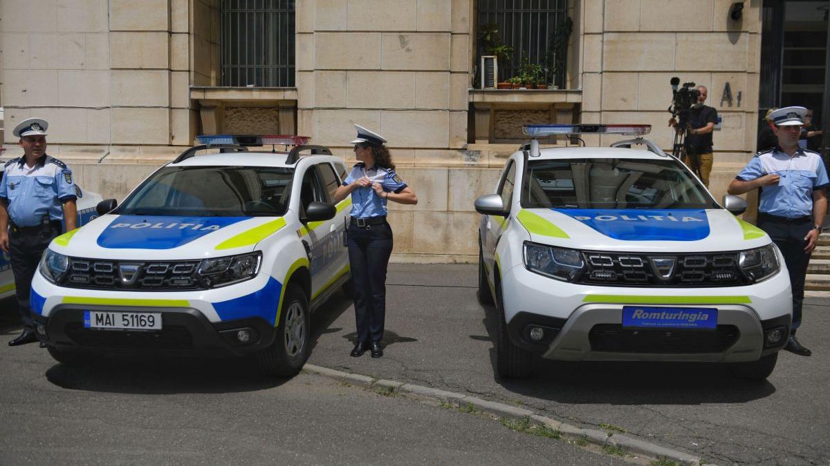 Tânărul care a furat o mașină de poliție și s-a jucat de-a agentul a fost reținut