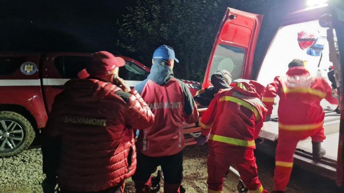 Intervenție dificilă în Maramureș, pentru a salva un bărbat care s-a tăiat cu toporul la un picior
