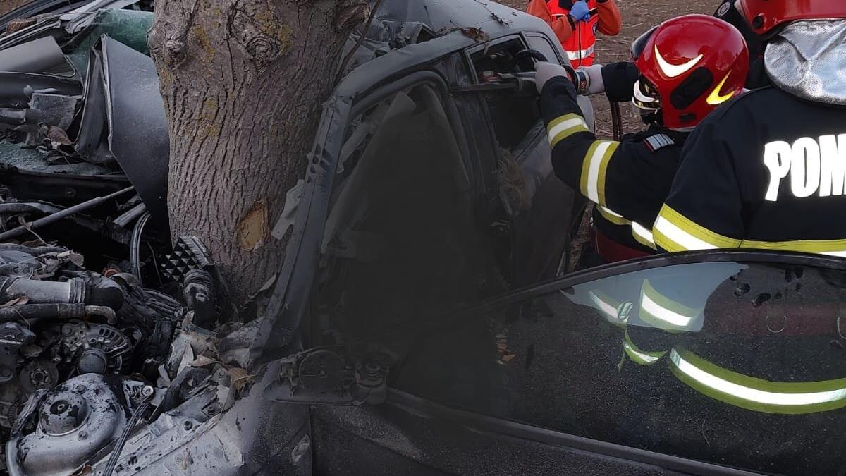 Tragedie pe o șosea din Vrancea. O femeie de 31 de ani a murit după ce a intrat cu maşina într-un copac de pe marginea drumului