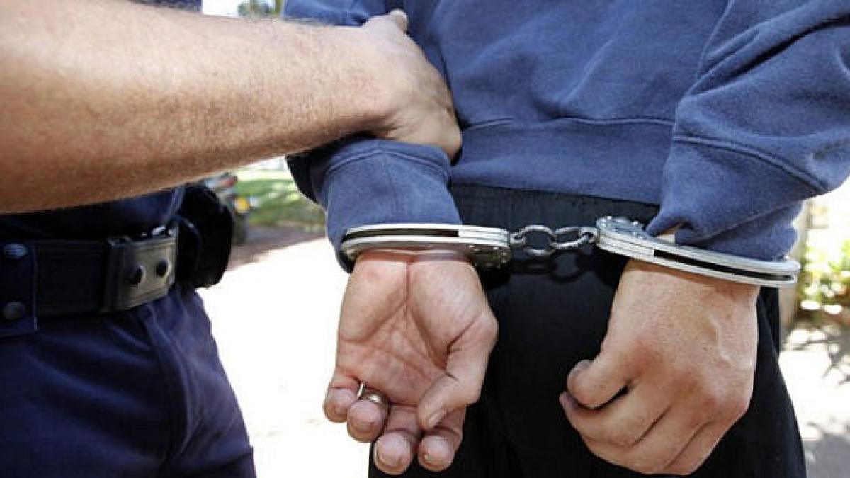 Un bărbat s-a năpustit asupra bunicului său și a polițiștilor. L-a ucis pe bătrân, a rănit un agent