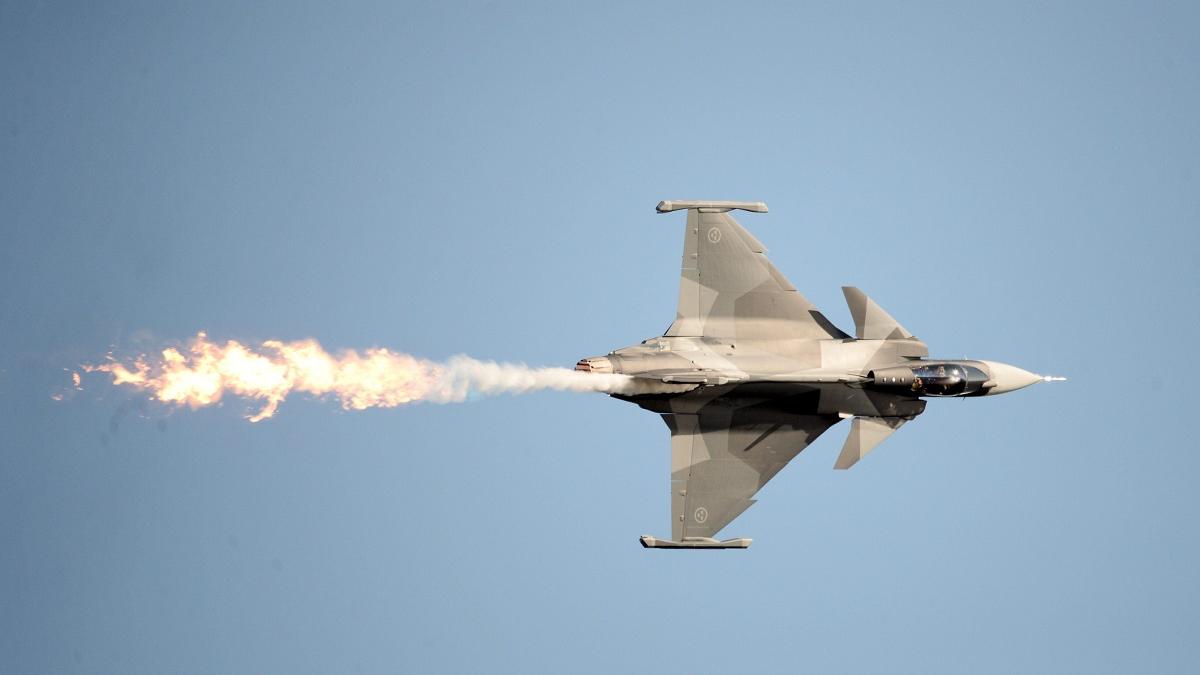 Tensiunile militare, mană cerească pentru compania care produce avionul Gripen