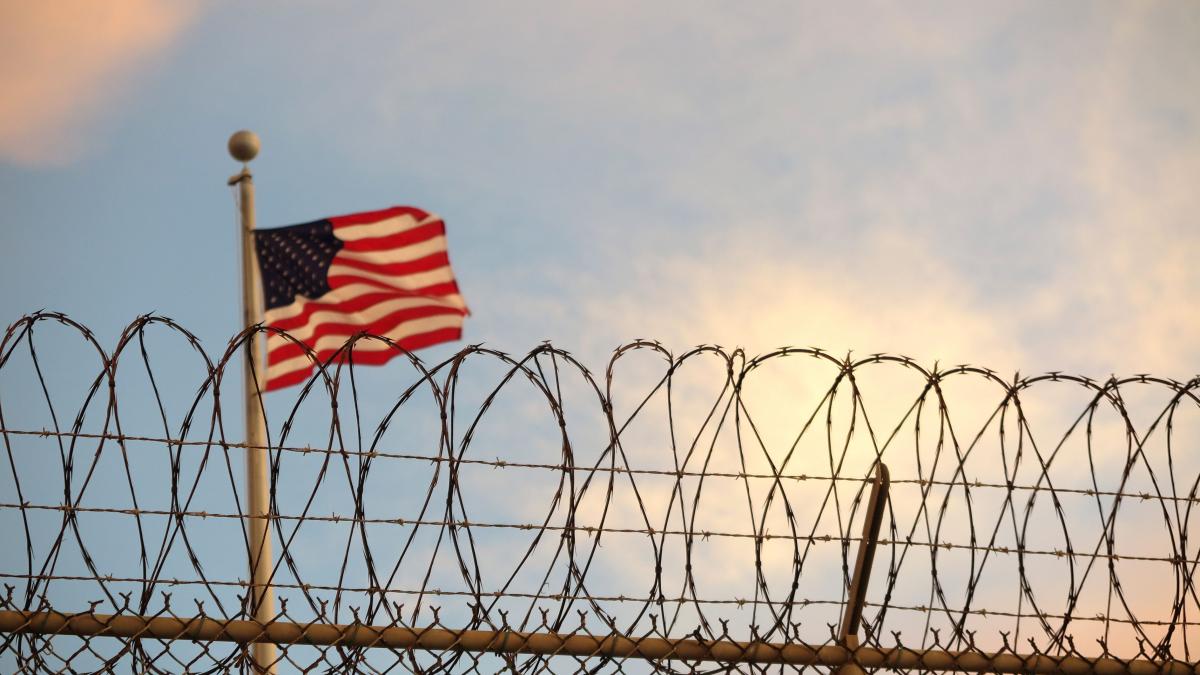 Un pakistanez se întoarce acasă după 18 ani de detenție americană la Guantanamo