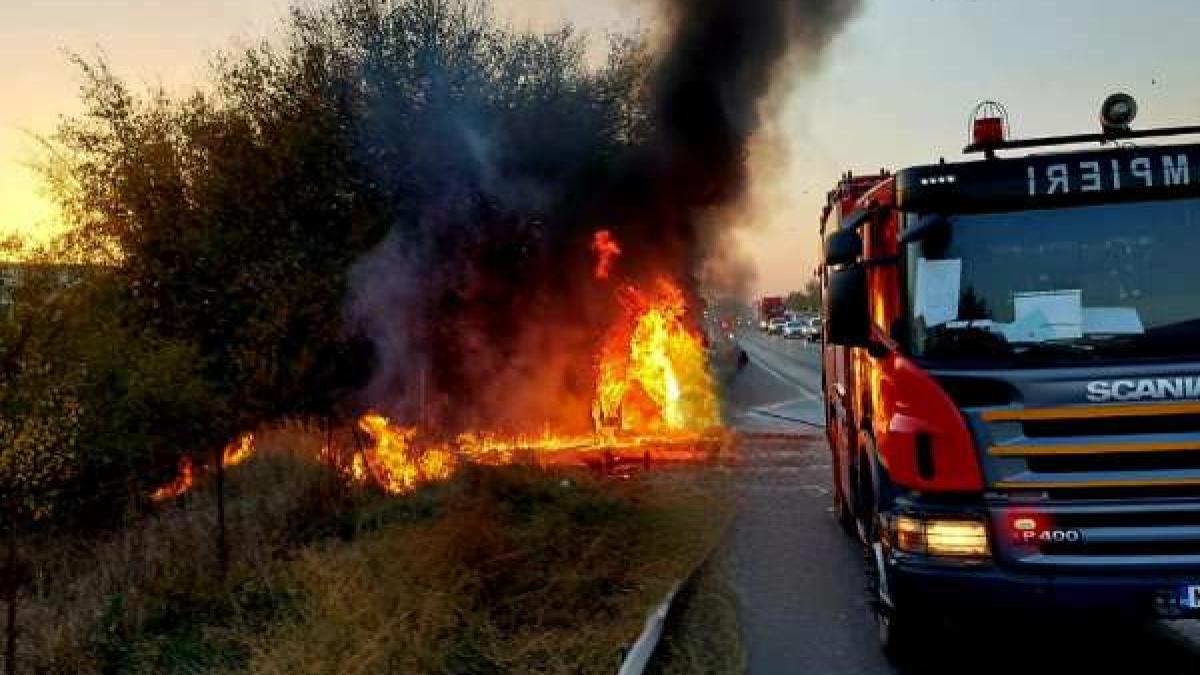 O autoutilitară a ars în totalitate, în această după-amiază, pe A1 