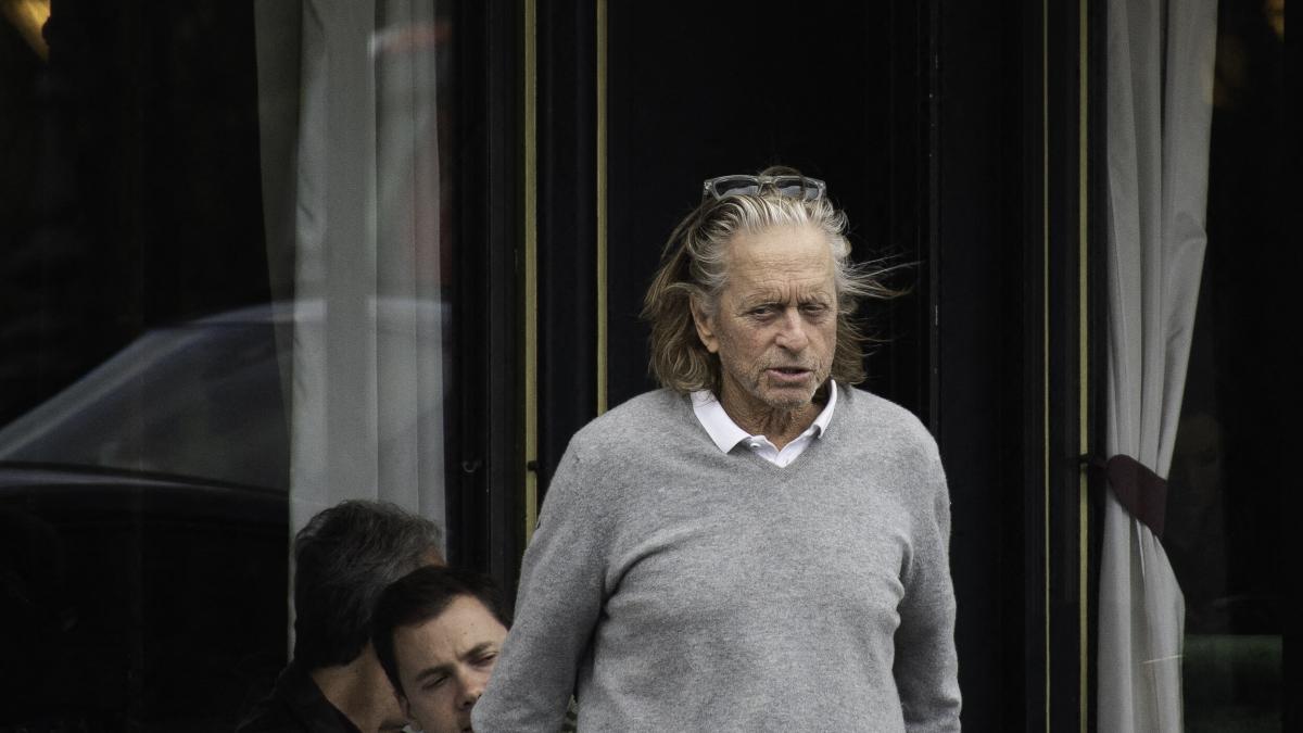 Michael Douglas, relaxat, pe străzile din Paris. Cum arată cunoscutul actor la 78 de ani?