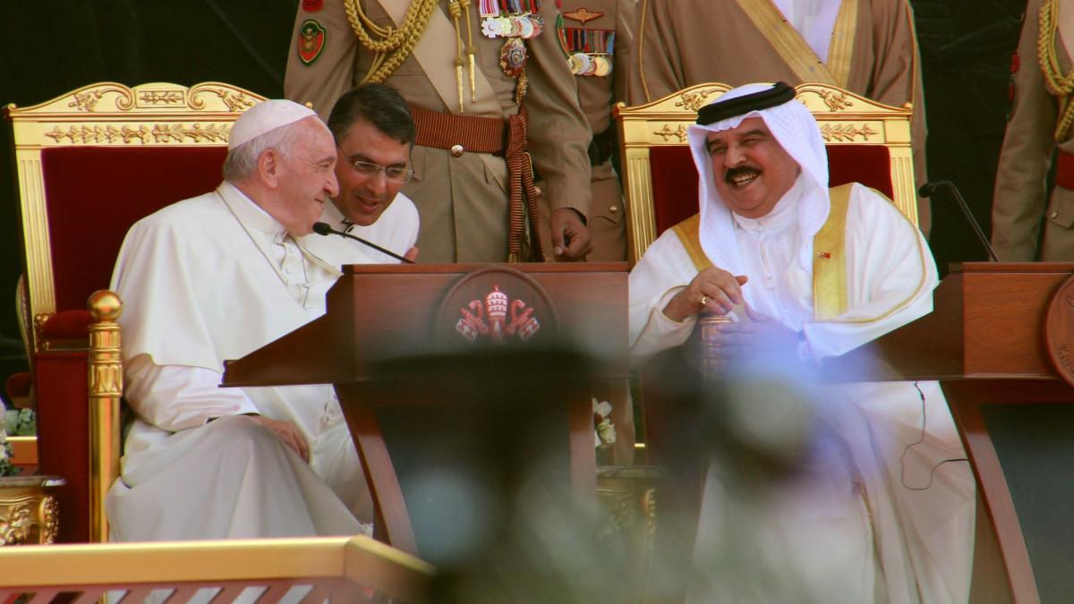 papa francisc vizita in bahrain aduceti apele fraternitatii in desertul coexistentei umane