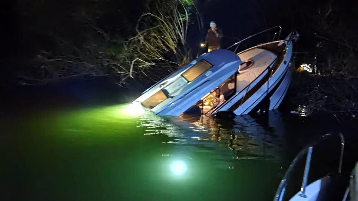 Trei turiști, aflați la pescuit, au fost salvați de pe o șalupa pe jumătate scufundată aflată pe brațul Chilia