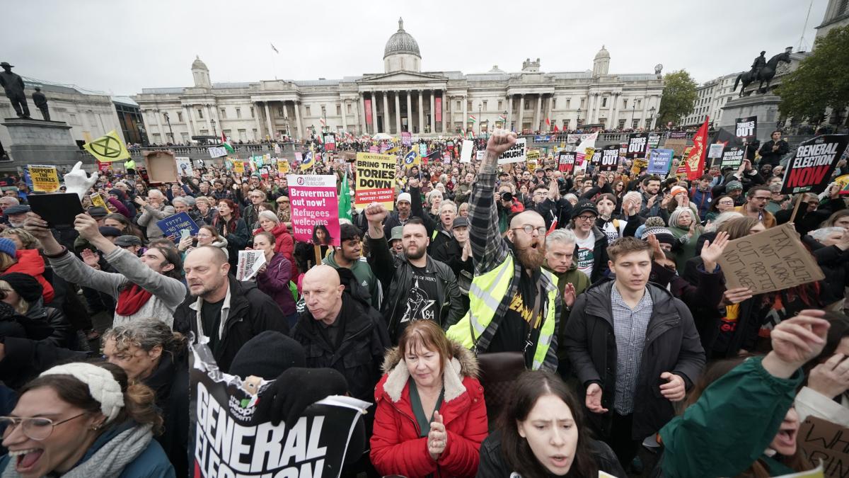 Miting impresionant la Londra! Adunărea Populară cere alegeri generale