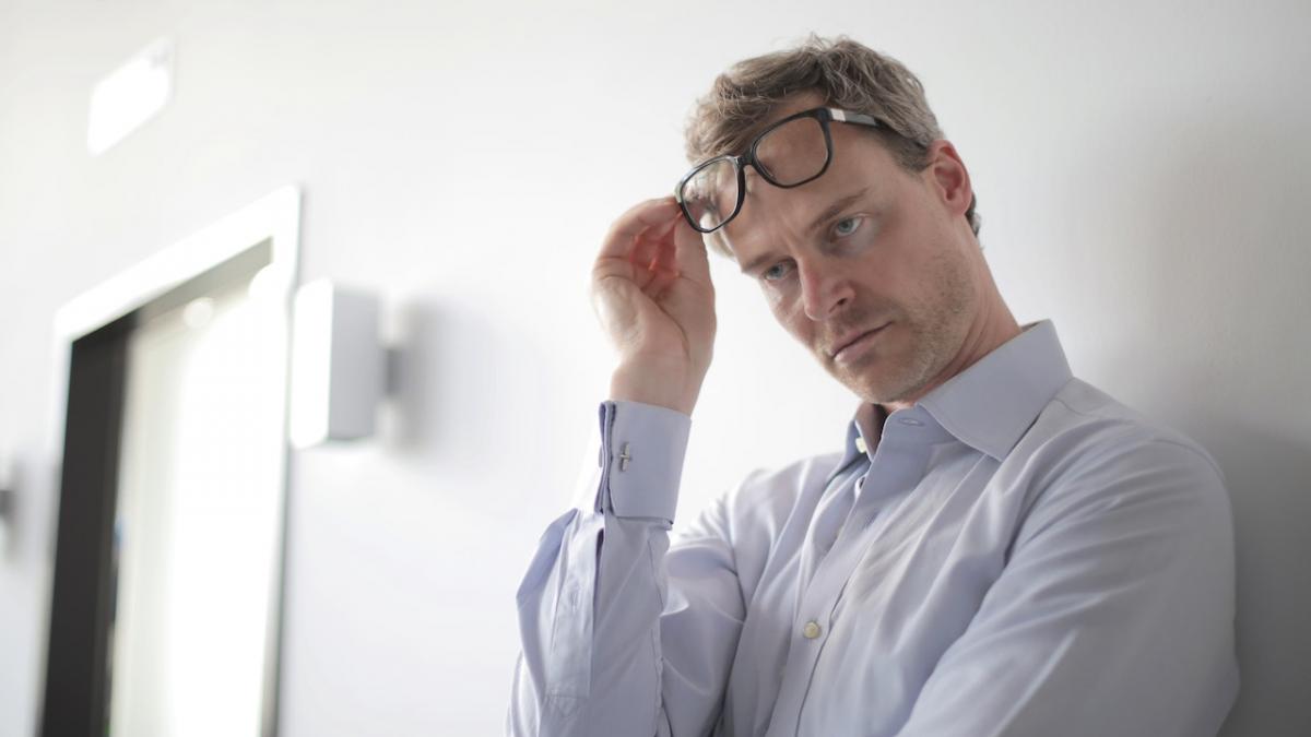 Un studiu arată că persoanele cu depresie au o capacitate redusă de eliberare a serotoninei în creier 