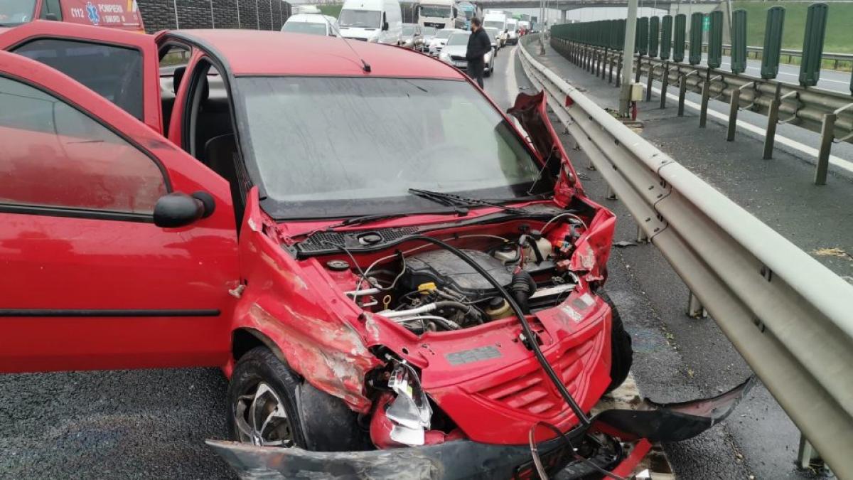 Accident grav la ieșirea de pe autostrada A1. O Dacia Logan s-a ciocnit de un TIR. O femeie în vârstă de 30 de ani a fost transportată la spital