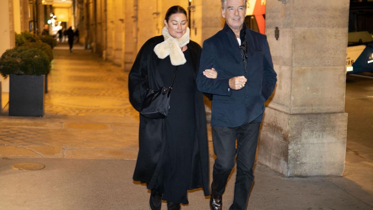 Pierce Brosnan și soția sa, la plimbare pe străzile Parisului