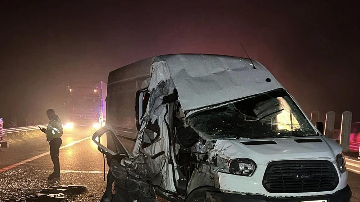 Accident cu 7 victime pe A1. Un microbuz s-a ciocnit cu un TIR