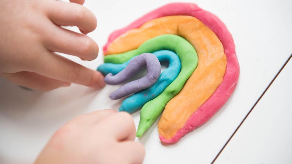 Jocul cu plastilină: 5 beneficii pentru cei mici