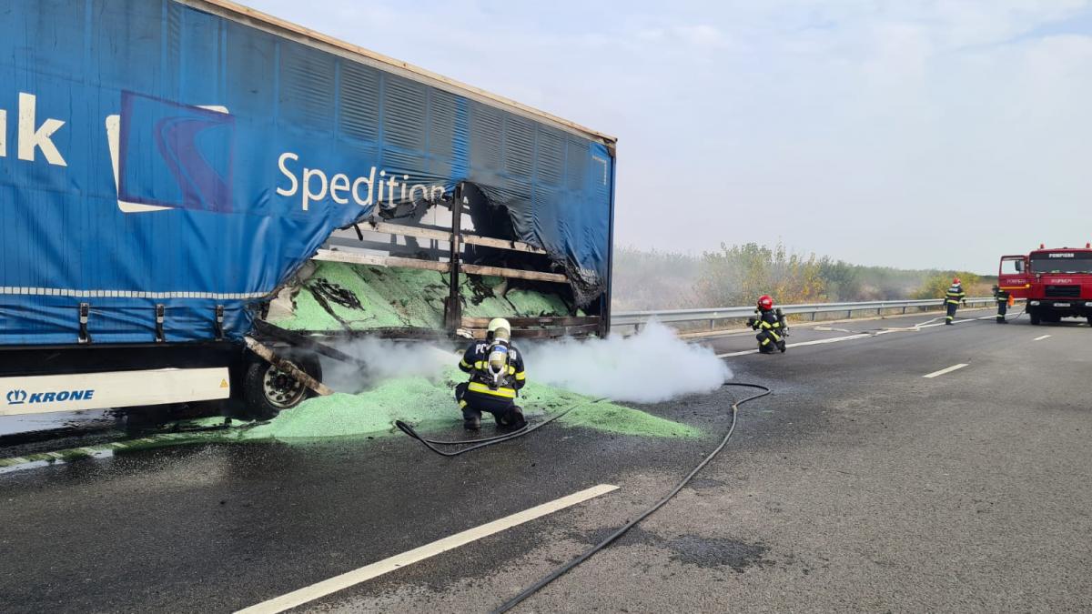 Update Un autocamion a luat foc pe autostrada A2 București-Constanța.  În zona evenimentului se circulă în coloană