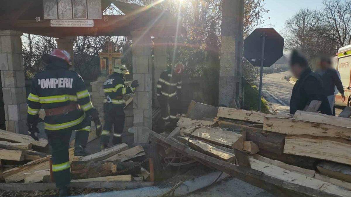 Accident de căruță în Suceava. Căruțașul a fost rănit grav, iar calul a murit