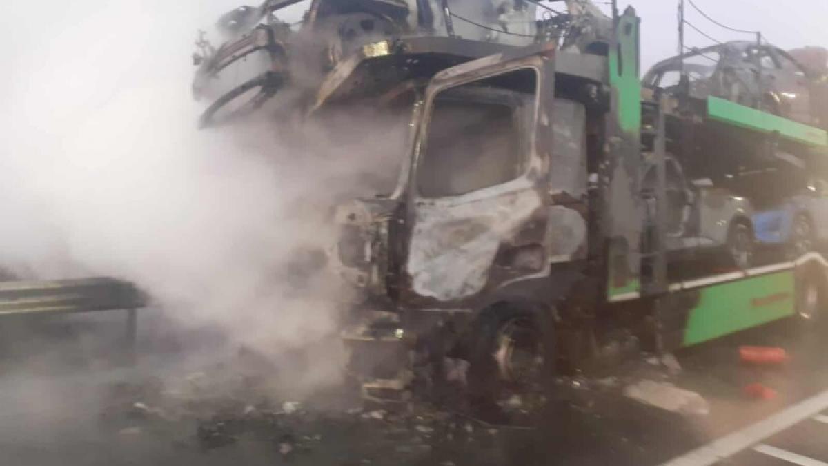 o autoplatforma ce transporta opt autoturisme a luat foc la intrarea pe drumul expres 12 dinspre craiova traficul este blocat