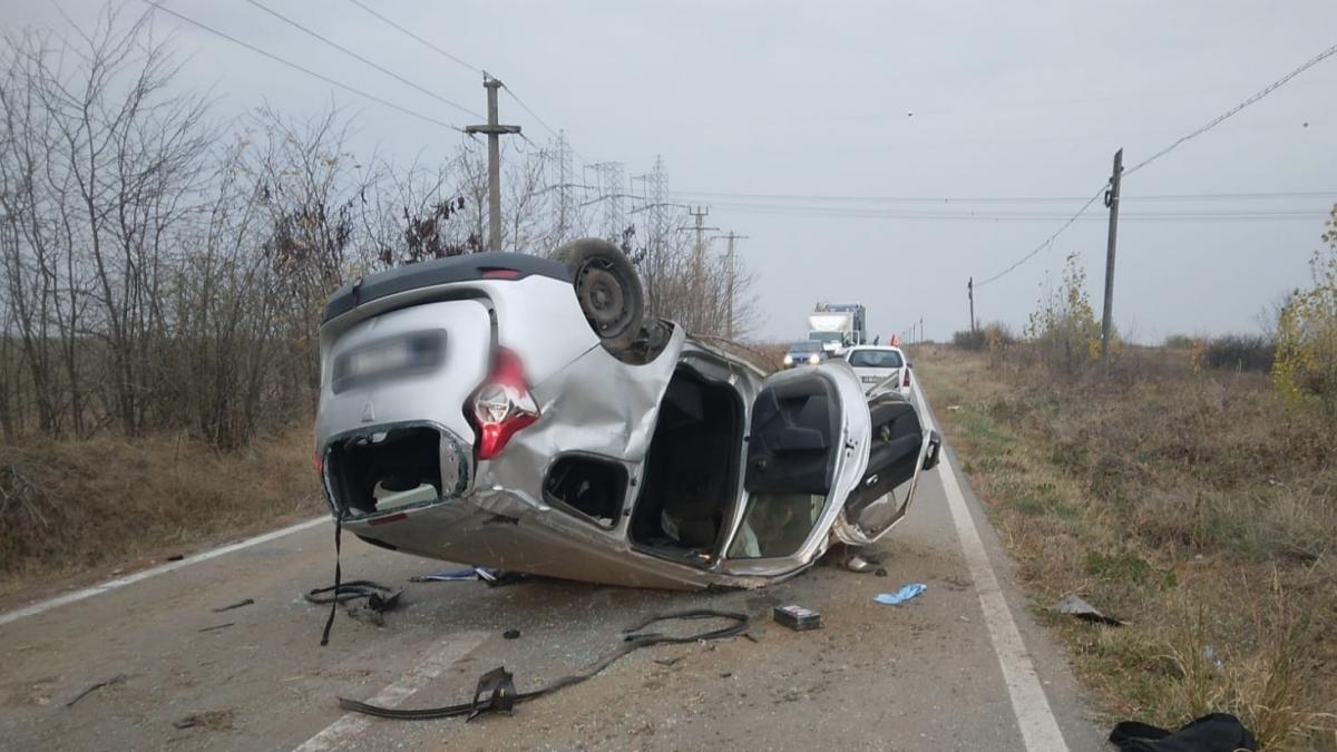 Accident grav în Călărași. O mașină s-a răsturnat. Patru persoane au fost rănite