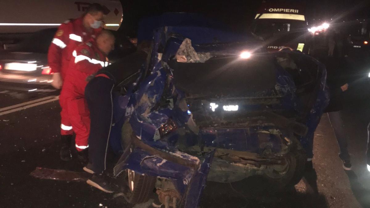 Accident grav la ieșirea din Năvodari spre Lumina. Un TIR s-a ciocnit de un autoturism. O persoană este încarcerată