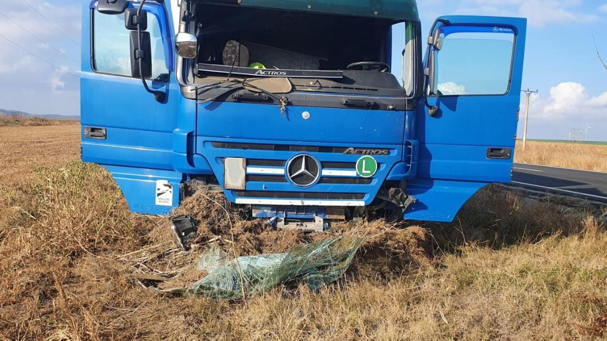 Accident în Constanța. Un autocamion încărcat cu suc de mere a ieșit de pe drum după ce a lovit un cap de pod