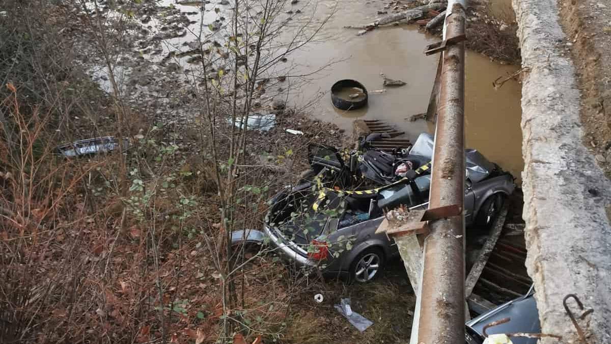 Accident teribil în comuna Lăpuș, județul Maramureș. Mașina a zburat de pe pod. Patru persoane, rănite grav