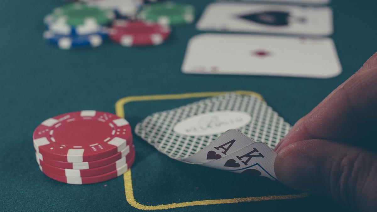 Jaf ca-n filme într-un casino din Baia Mare. Persoane cu cagule au fugit după ce au luat banii de pe tejghea