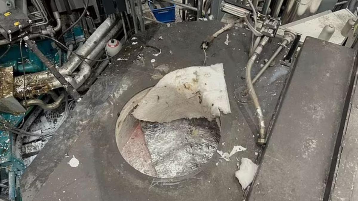 Un muncitor cade într-un cuptor plin cu aluminiu topit la 720C, dar supraviețuiește miraculos