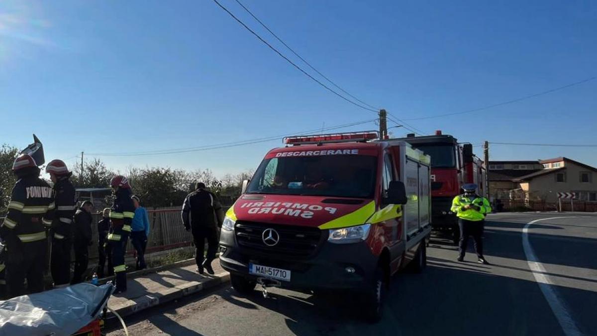 Accident la Tulcea. O motocicletă a intrat în gardul unei gospodării. Șoferul a rămas blocat sub vechicul