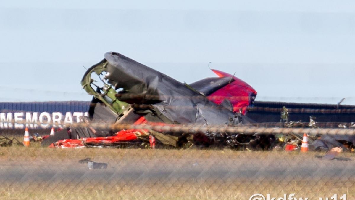tragedie la un show aeronautic doua avioane s au ciocnit in aer spre groaza spectatorilor