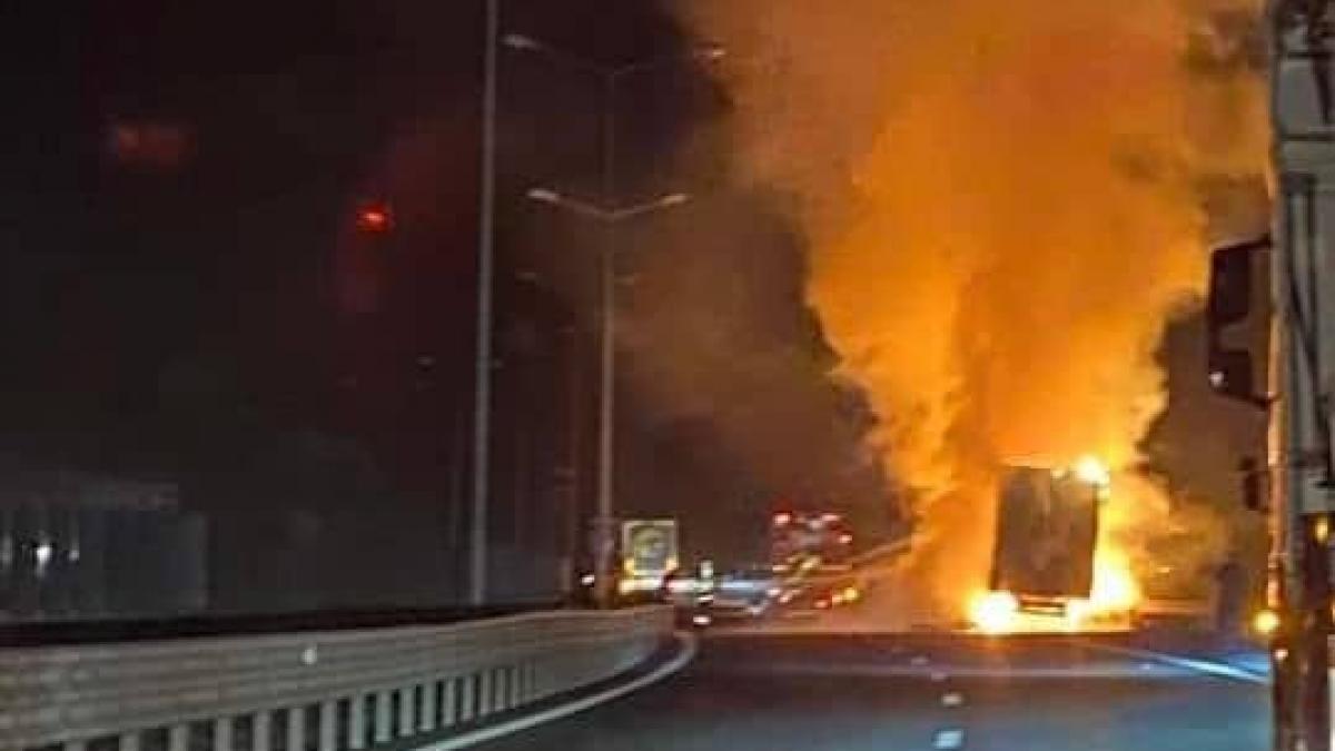 Un TIR a luat foc pe autostrada A1