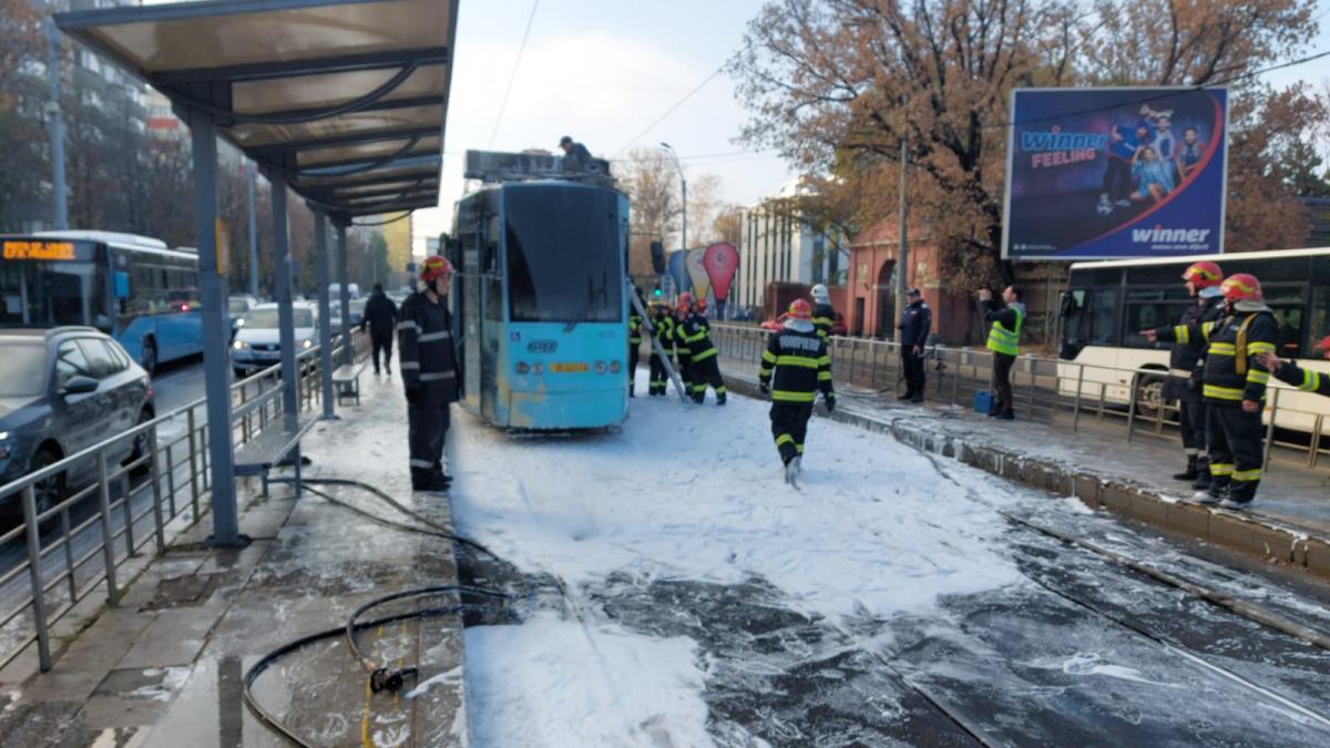 Un tramvai a luat foc în București, zona Eroii Revoluției