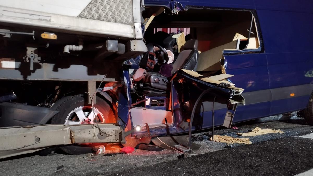 Accident grav între un camion și un microbuz în Vâlcea. Șase persoane au fost încarcerate