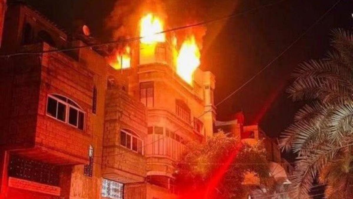 21 de adulți și copii au ars de vii într-un incendiu uriaș izbucnit în tabăra de refugiați din Jabalia, Gaza