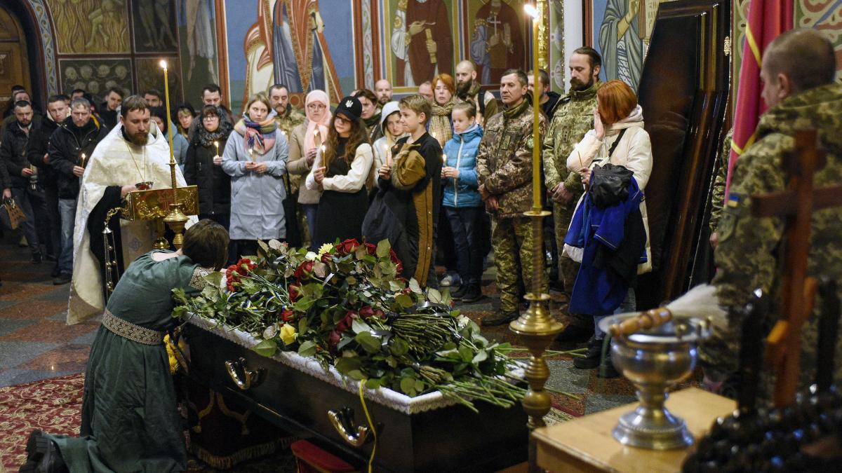 Imagini dramatice: Lacrimi și onoruri militare pentru handbalistul ucrainean Yevhen Kolesnichenko, ucis în război
