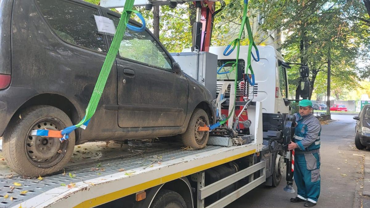 Poliția rutieră poate dispune, de vineri, ridicarea mașinilor parcate ilegal pe trotuare