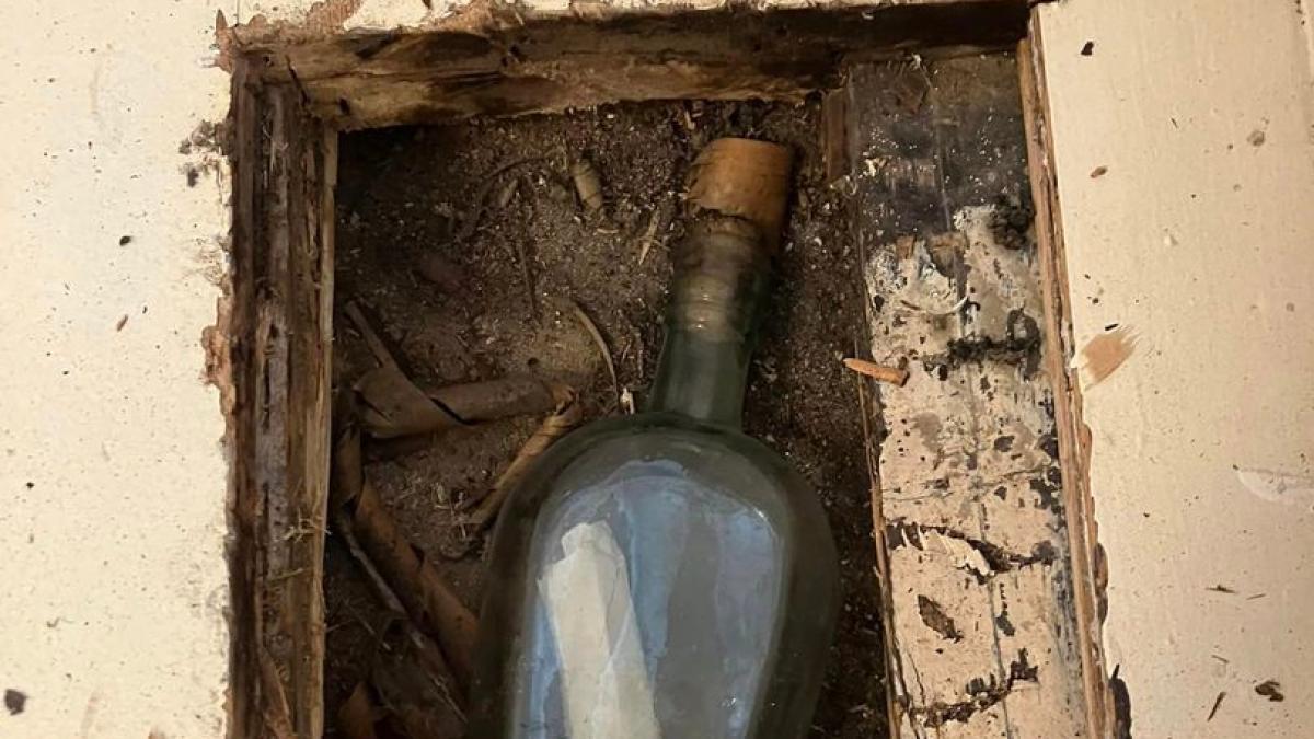 Mesaj ascuns într-o sticlă de whisky veche de 135 de ani, găsit sub podeaua unei case din Edinburgh