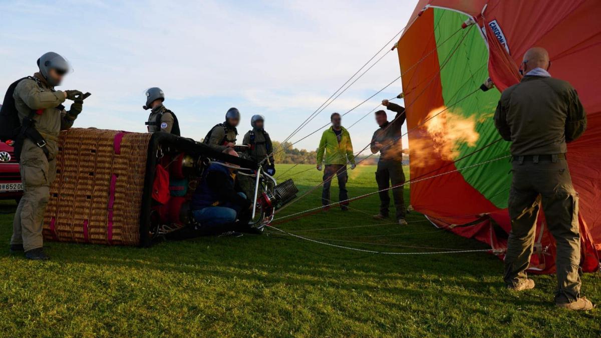 Premieră pentru parașutiștii Jandarmeriei: Salturi de la 4000 de metri, dintr-un balon cu aer cald