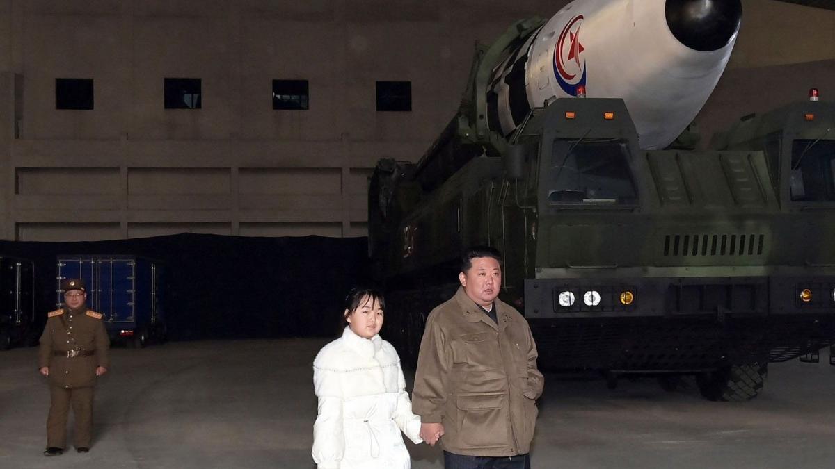 Liderul nord-coreean Kim Jong-un își arată public fiica, Kim Chu-ae
