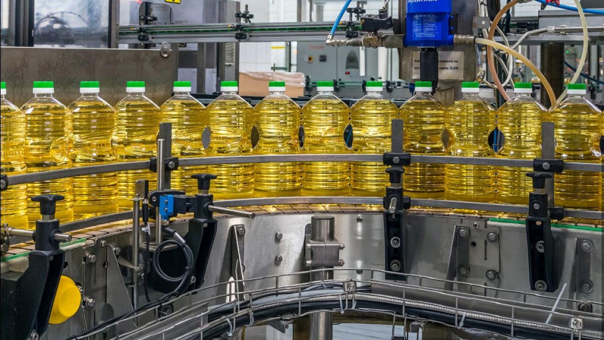 Preţul uleiului de consum a crescut cu 50% într-un an în România. Uleiul de floarea soarelui, peste 10 lei/litru