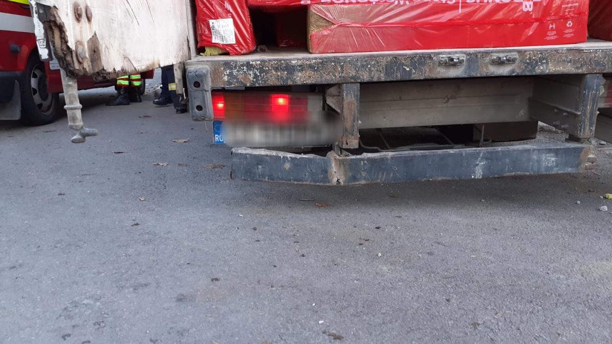 Un autocamion a intrat într-un stâlp de pe un bulevard foarte circulat din Constanța