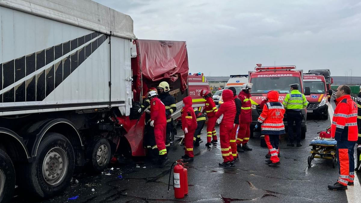 Accident grav pe autostrada A2, în județul Constanța. O autoutilitară a intrat într-un TIR. O persoană este încarcerată