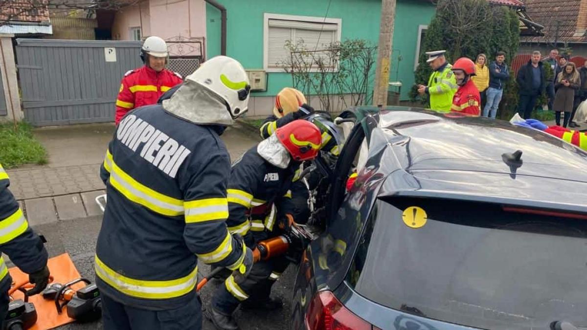 Accident GRAV în Mureș. O femeie se află în stare critică. Printre răniți este și o fetiță de 4 ani
