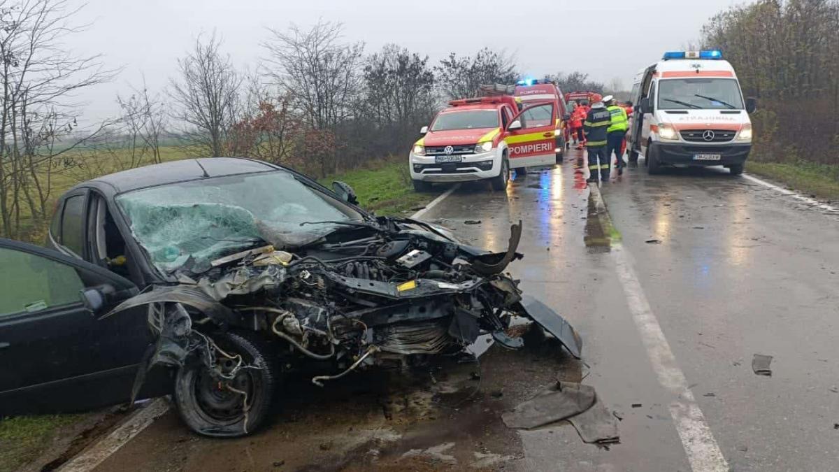 Accident grav pe DJ 592, în județul Timiș. O mașină a luat foc. Trei persoane au fost rănite